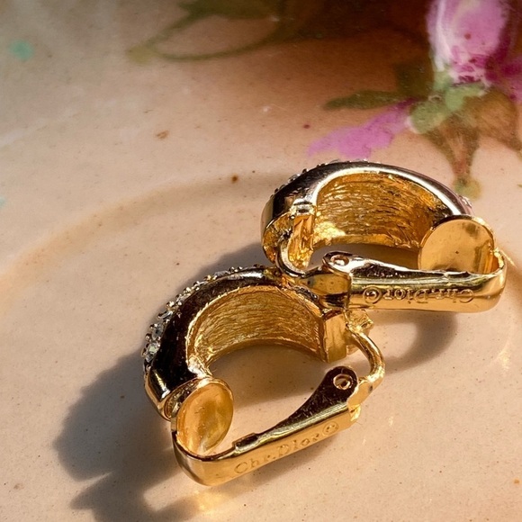 VINTAGE Gold tone and crystal huggie clip on earrings - Picture 4 of 9